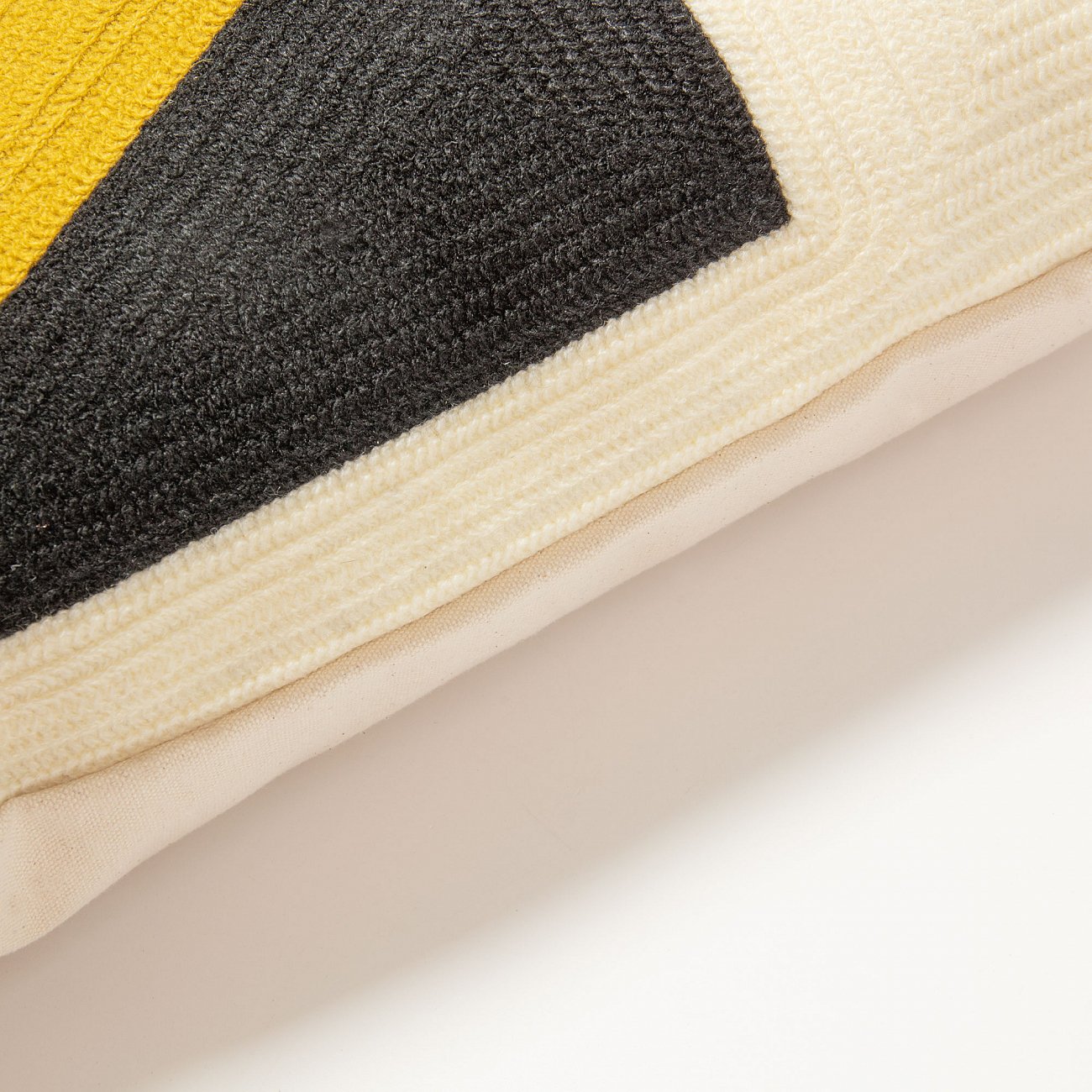 Чехол на подушку Shara 45x45 с желтым треугольником AA2789J35 от La Forma LA FORMA ОРНАМЕНТ 321487 Желтый  - Вид №1