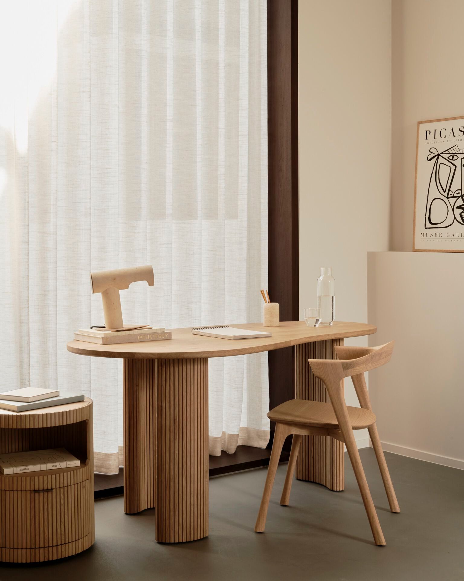 Круглая дубовая тумбочка с ящиками Ethnicraft Boomerang ARCH-00064542 - Вид №5