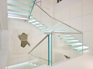 Стеклянная лестница со светодиодной подсветкой