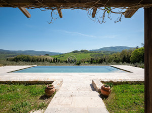 Природный камень подземный бассейн