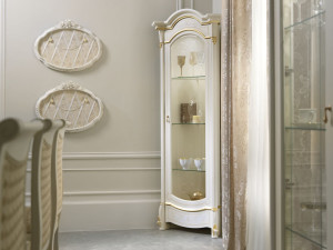 Деревянная угловая витрина со встроенным освещением