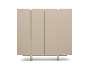 Деревянный шкаф с распашными дверцами