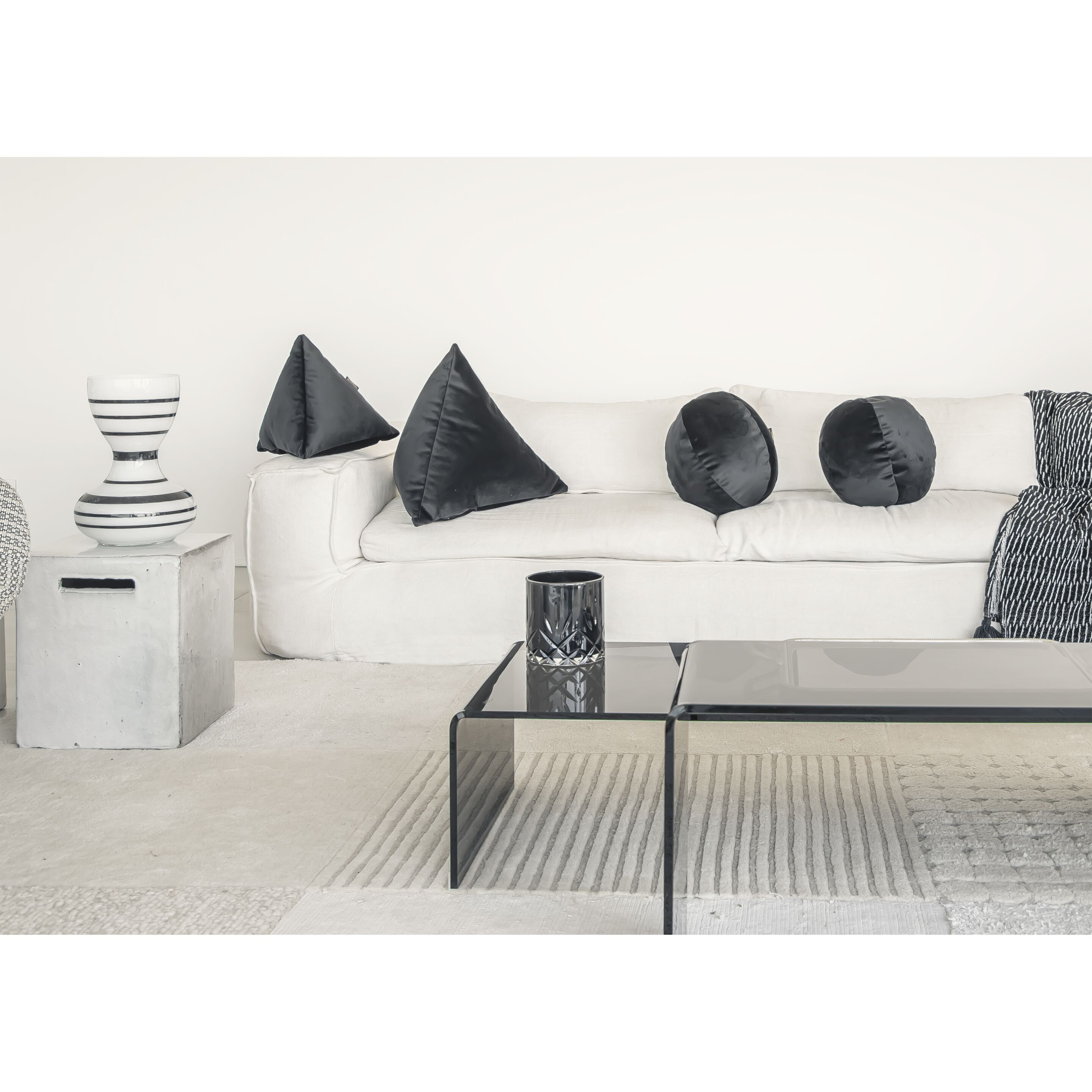 Бархатная однотонная круглая подушка MX HOME Velours ARCH-00083017 - Вид №1