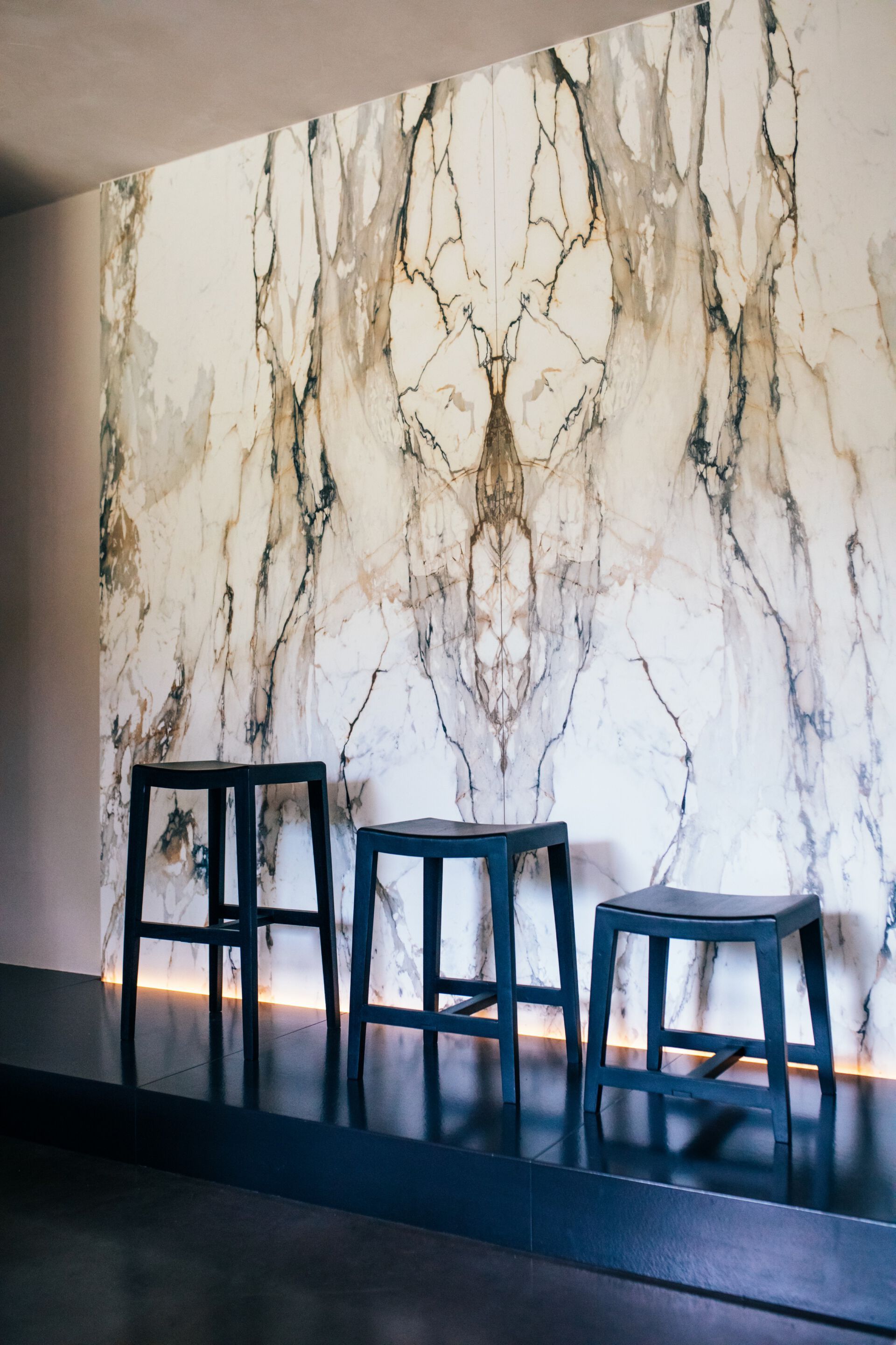 Высокий барный стул из манго с подставкой для ног POMAX KENT ARCH-00101714 - Вид №5