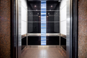 FSRT804 Интерьер лифта Levele-107 с индивидуальной компоновкой панелей; панели для лайтпланов из стекла vivispectra elements с индивидуальной прослойкой синего цвета юкки и стандартной отделкой; панели из стекла vivispectra elements с прослойкой из чёрног
