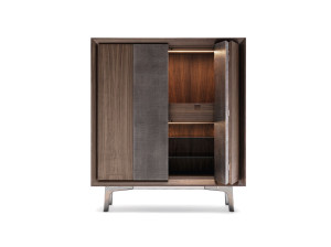 Сервант из ореха Каналетто с распашными дверцами