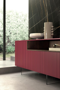 Деревянный шкаф с распашными дверями