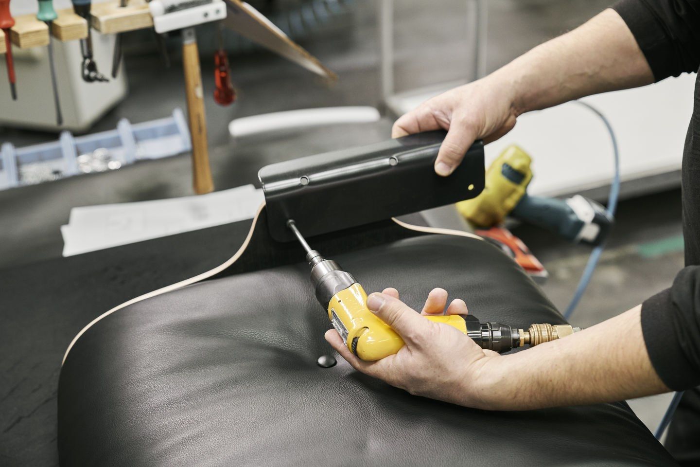 Кожаное вращающееся кресло с подлокотниками VITRA Eames Lounge Chair ARCH-00109556 - Вид №9