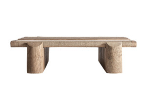 Низкий деревянный журнальный столик