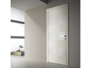 Дверь с глянцевыми и матовыми лакированными панелями