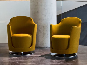 Тканевое вращающееся кресло с подлокотниками