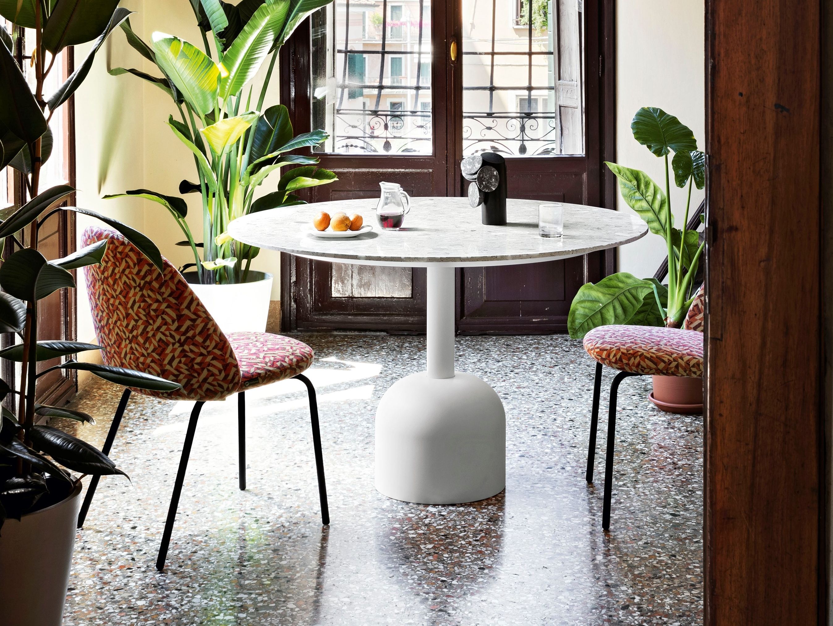 Круглый стол из натурального камня Miniforms Illo ARCH-00146387 - Вид №1