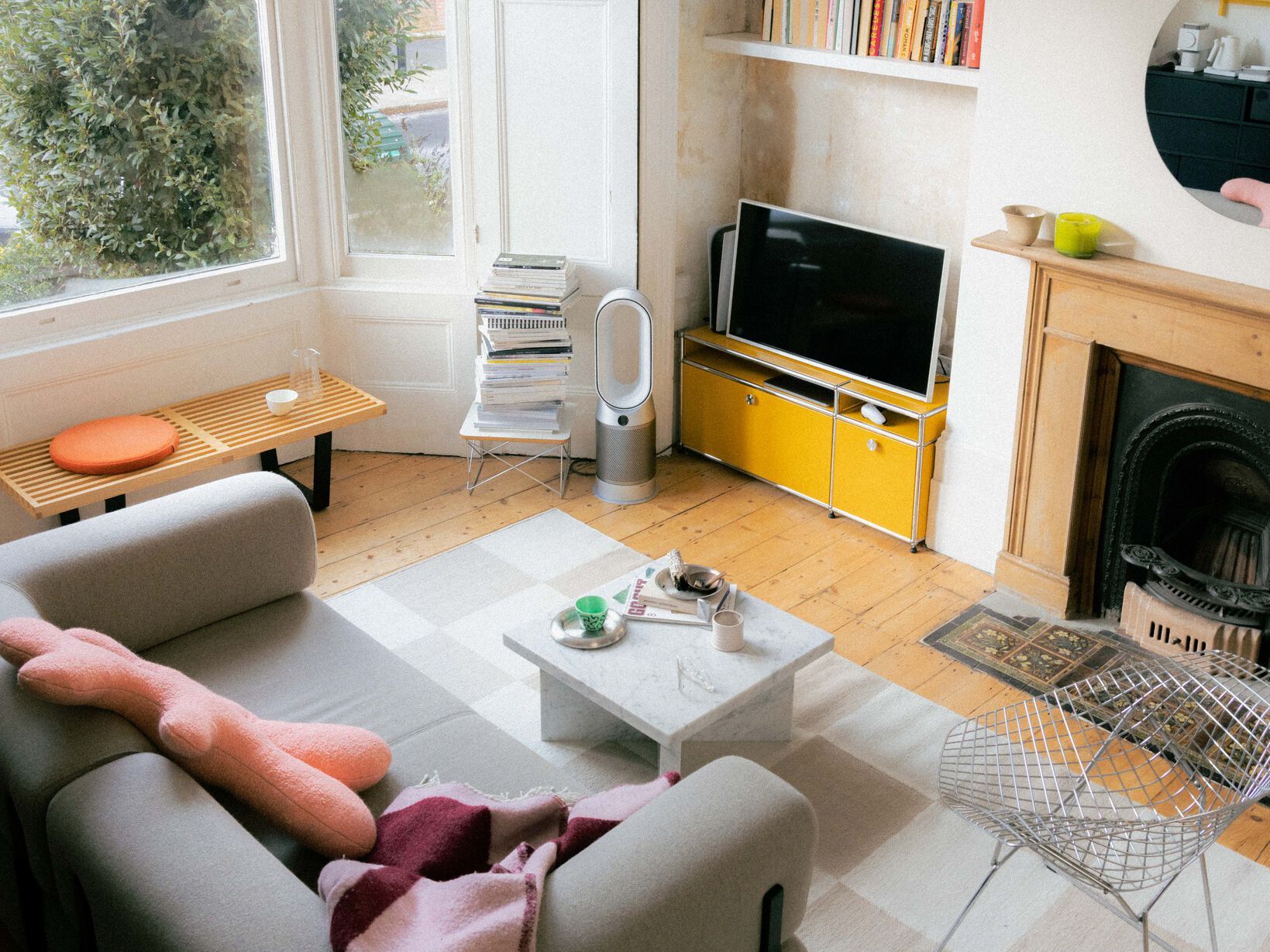 Секционный шкаф для телевизора с металлическим лаком USM USM Haller System ARCH-00037922