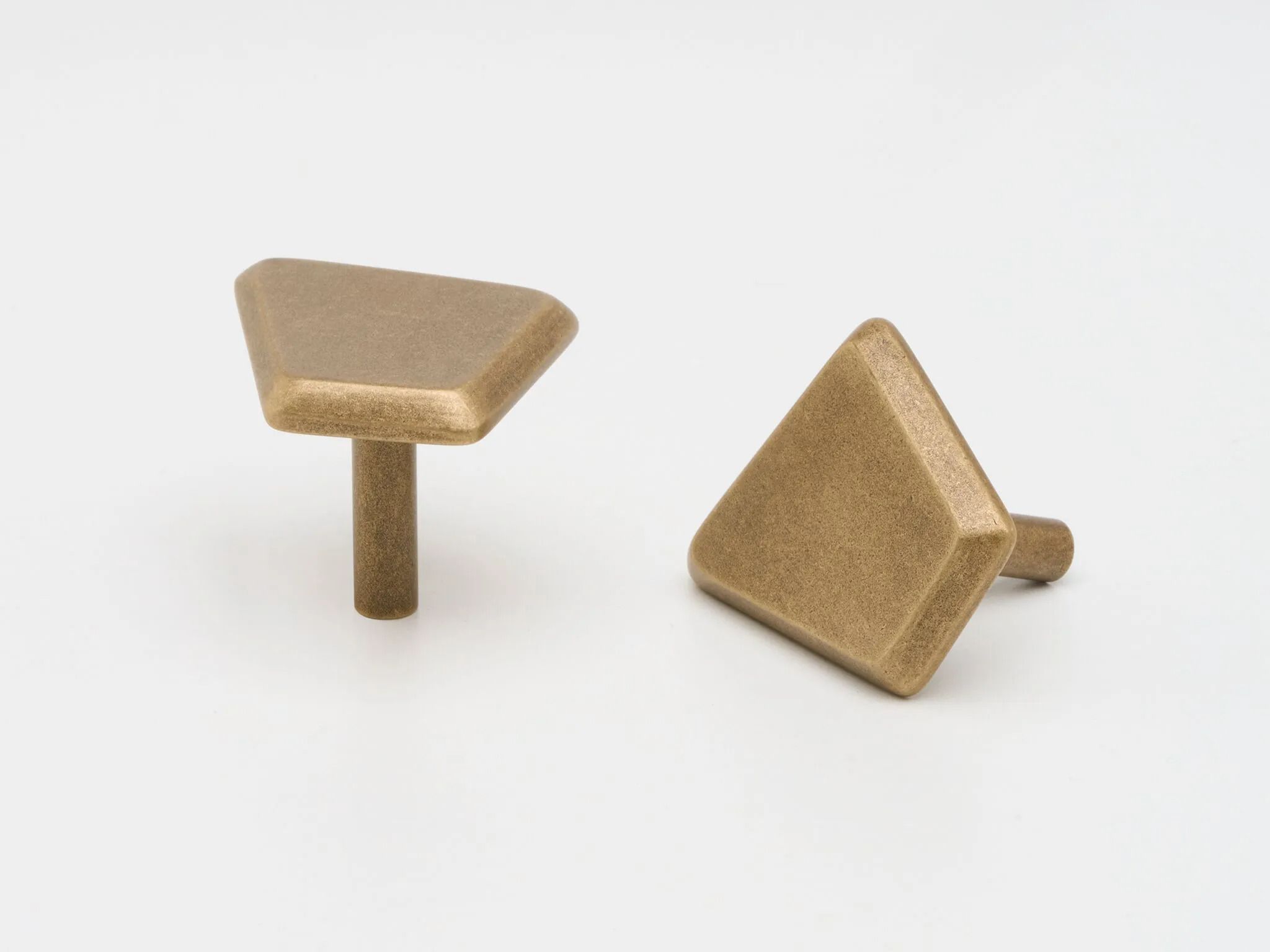 Латунная ручка Lo & Co Interiors Line Series ARCH-00095130