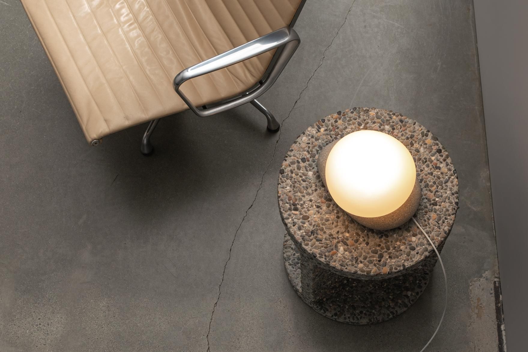 Стеклянная светодиодная настольная лампа A-N-D Pebble ARCH-00055798 - Вид №3