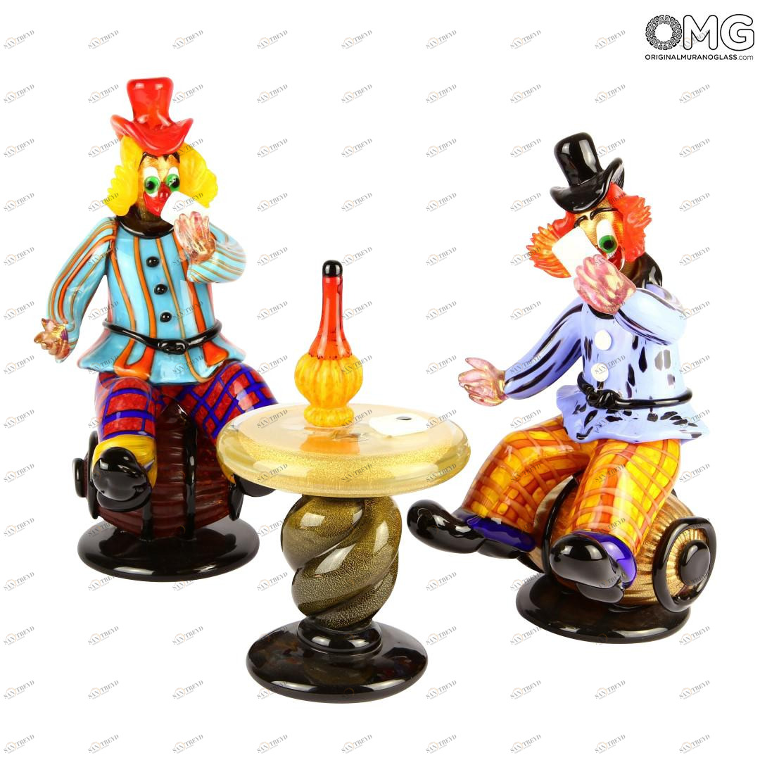 2571 ORIGINALMURANOGLASS Скульптурная композиция Клоуны-игроки в карты - муранское стекло OMG 40 см 