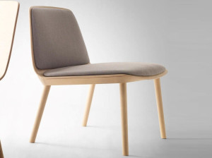 Тканевое кресло с мягким сиденьем