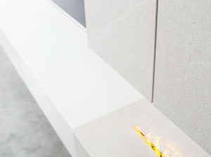 Оборудованная стена установленная стеной с камином