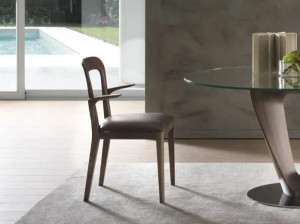 Стул из массива дерева с подлокотниками