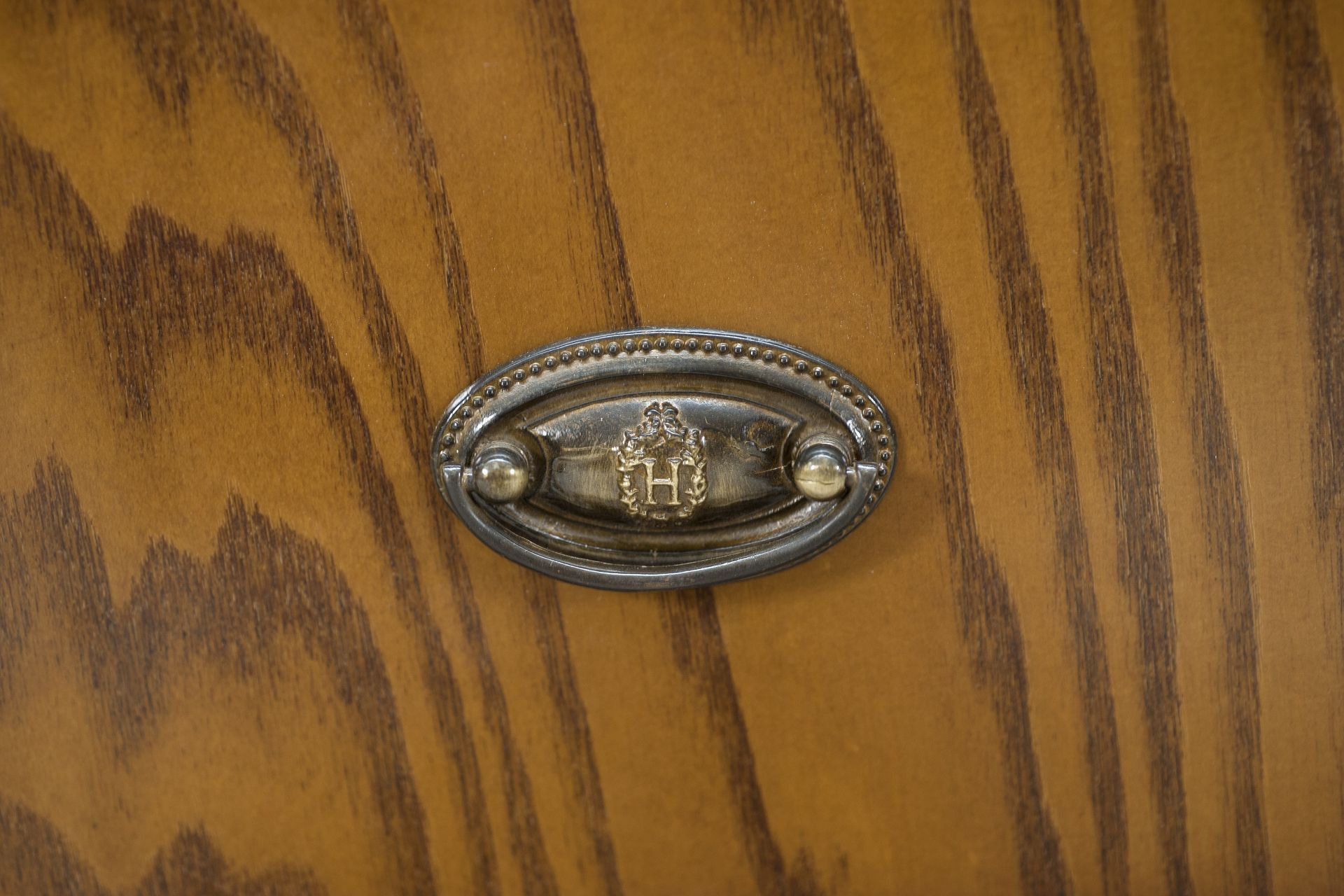 Деревянный низкий ТВ-шкаф Hurtado Traditional ARCH-00013878 - Вид №2