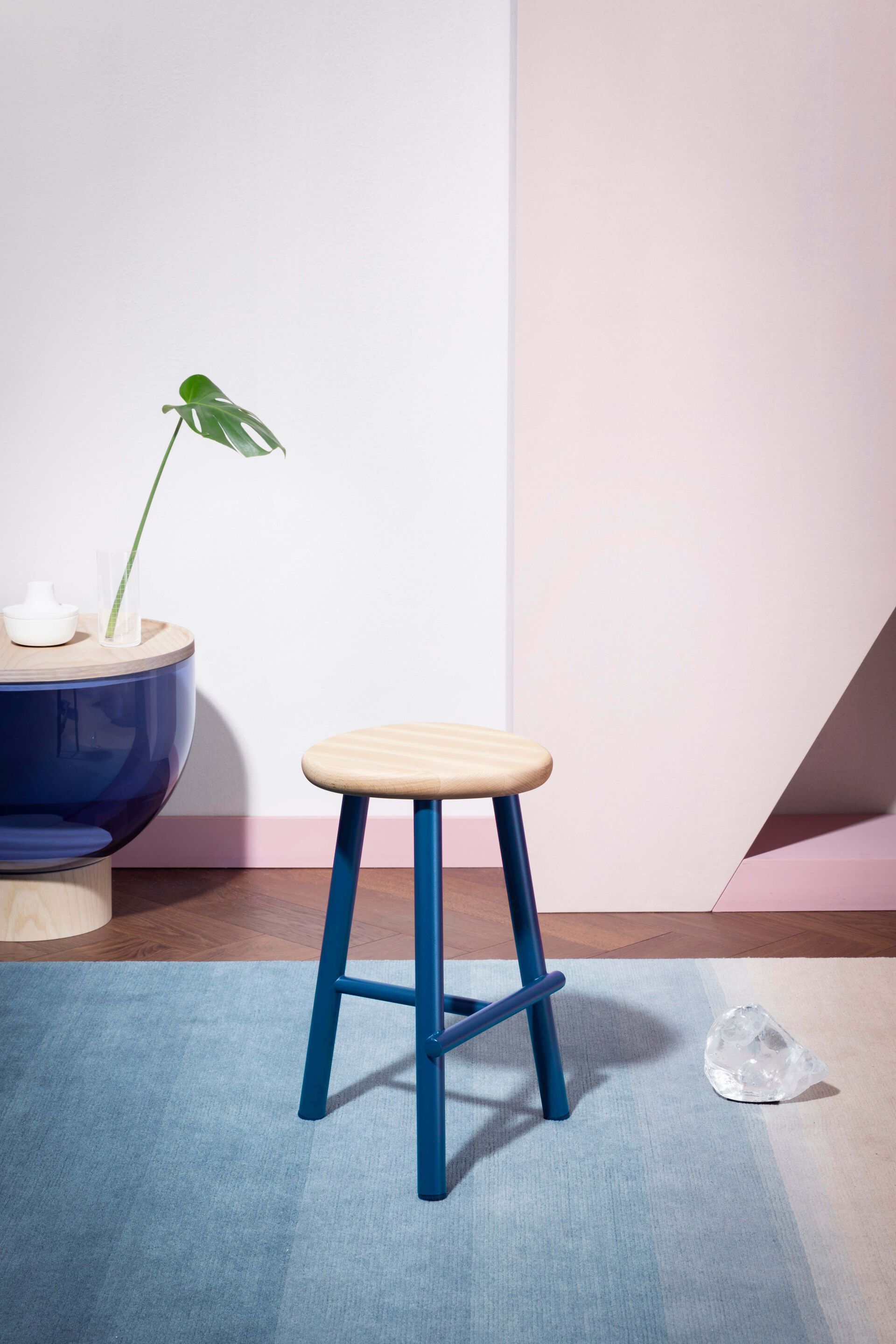 Низкий стул из стали и дерева с подставкой для ног Miniforms MILK ARCH-00091974 - Вид №1