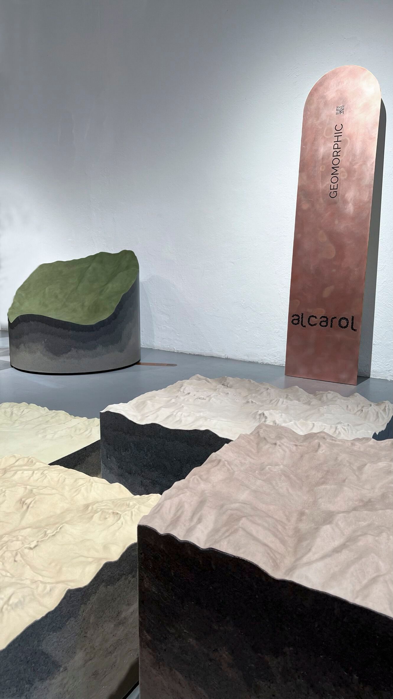 Низкий журнальный столик с бархатной подкладкой alcarol Geomorphic 2023 ARCH-00013525 - Вид №9