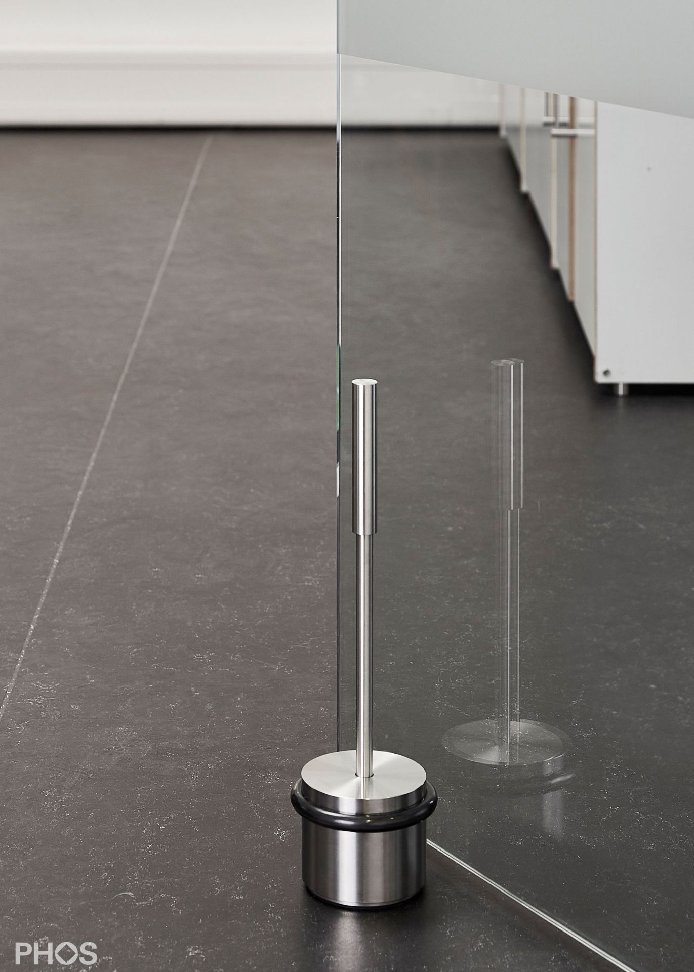 TSB90-75G275 Напольный дверной стопор, тяжелый, с ручкой 27,5 см, ø90 мм, высота 75 мм. PHOS  - Вид №1