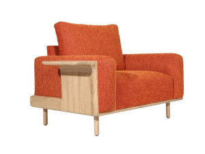 Тканевое кресло с подлокотниками и журнальным столиком