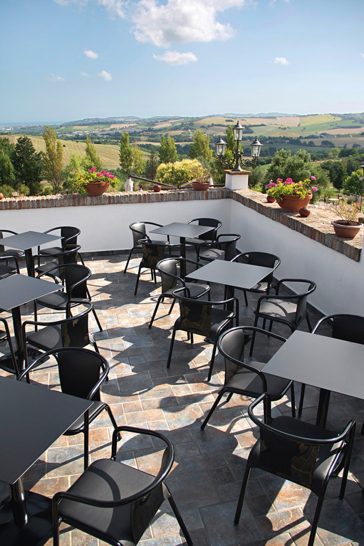 Maré 539 Кресло с анодированным или порошковым алюминиевым каркасом, 4 ножки. Сиденье и спинка полипропиленовые. Et al. Maré MARE - Вид №9