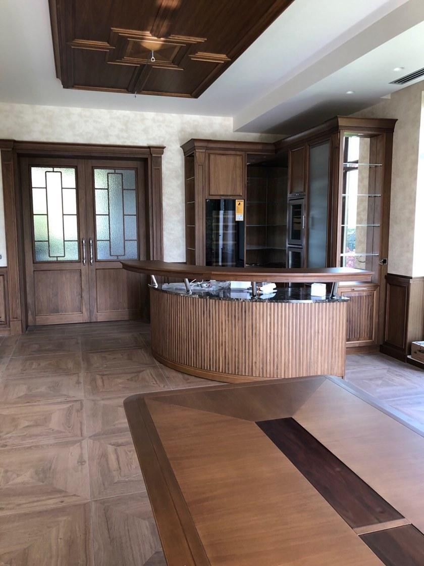 Martini Interiors Кухня из орехового дерева на заказ с ручками Essenza sun-id-1415422 - Вид №6