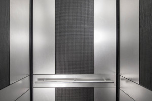 FSRT764 Интерьер лифта Levele-105 с панелями из склеенного алюминия с темной патиной и узором Чарльстон и из нержавеющей стали с отделкой из песчаника в компании Akshar Developers, Мумбаи, Махараштра, Индия Forms-surfaces