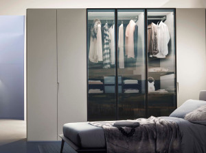 Секционный шкаф из дерева и стекла