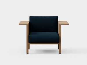 Тканевое кресло с подлокотниками