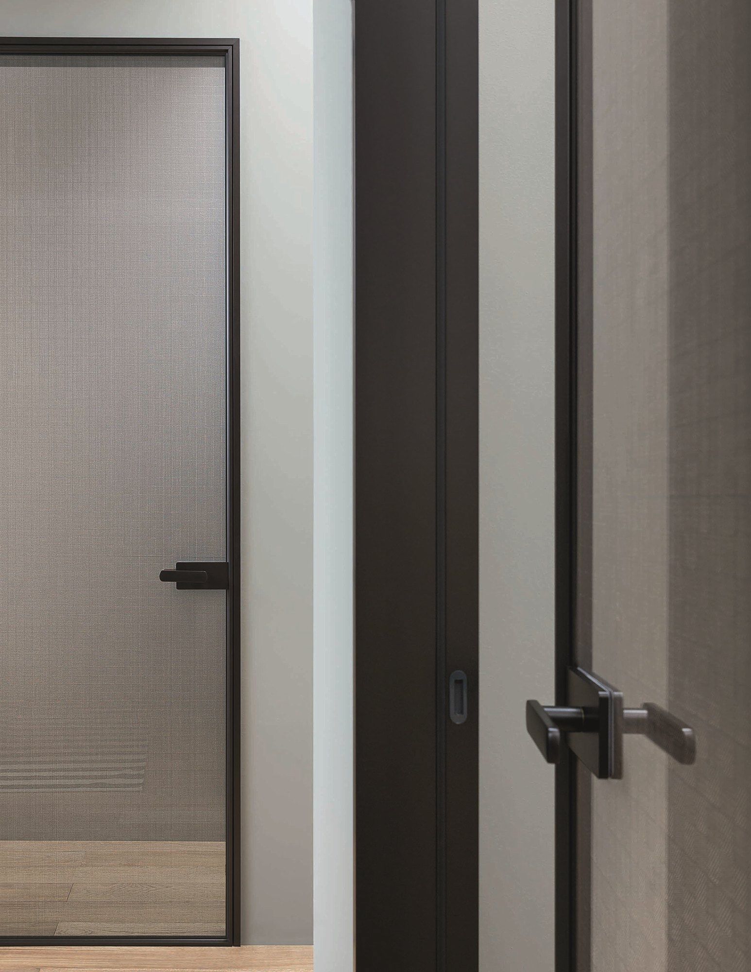 Алюминиевая и стеклянная распашная дверь с выдвижными петлями Lualdi двери ARCH-00141608 - Вид №8