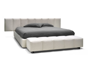 Двуспальная кровать с мягким изголовьем