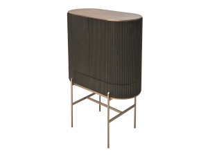 Деревянный шкаф с распашными дверцами