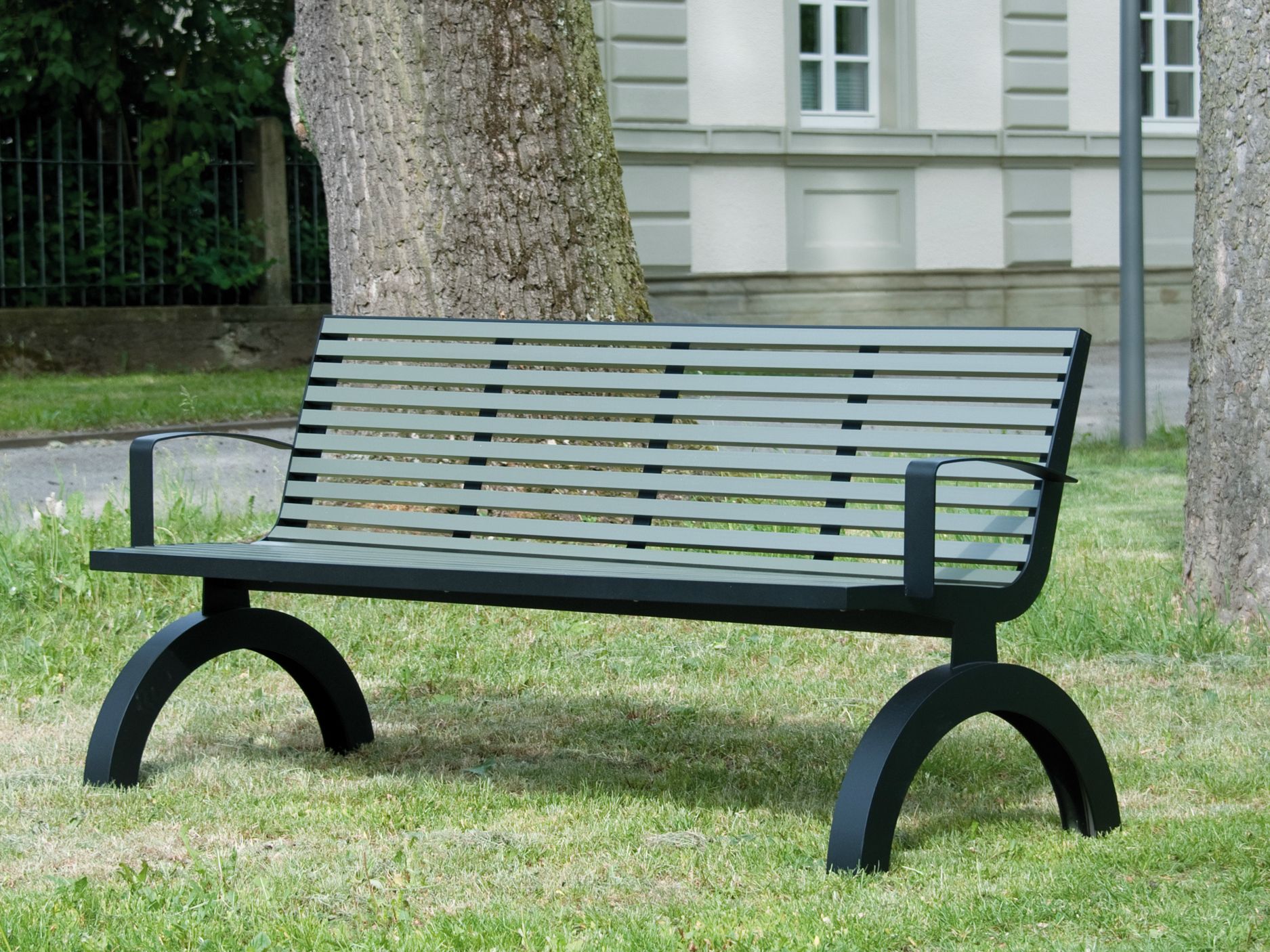 Скамейка из нержавеющей стали и ПВХ с подлокотниками BENKERT BANKE Comfony ARCH-00130242