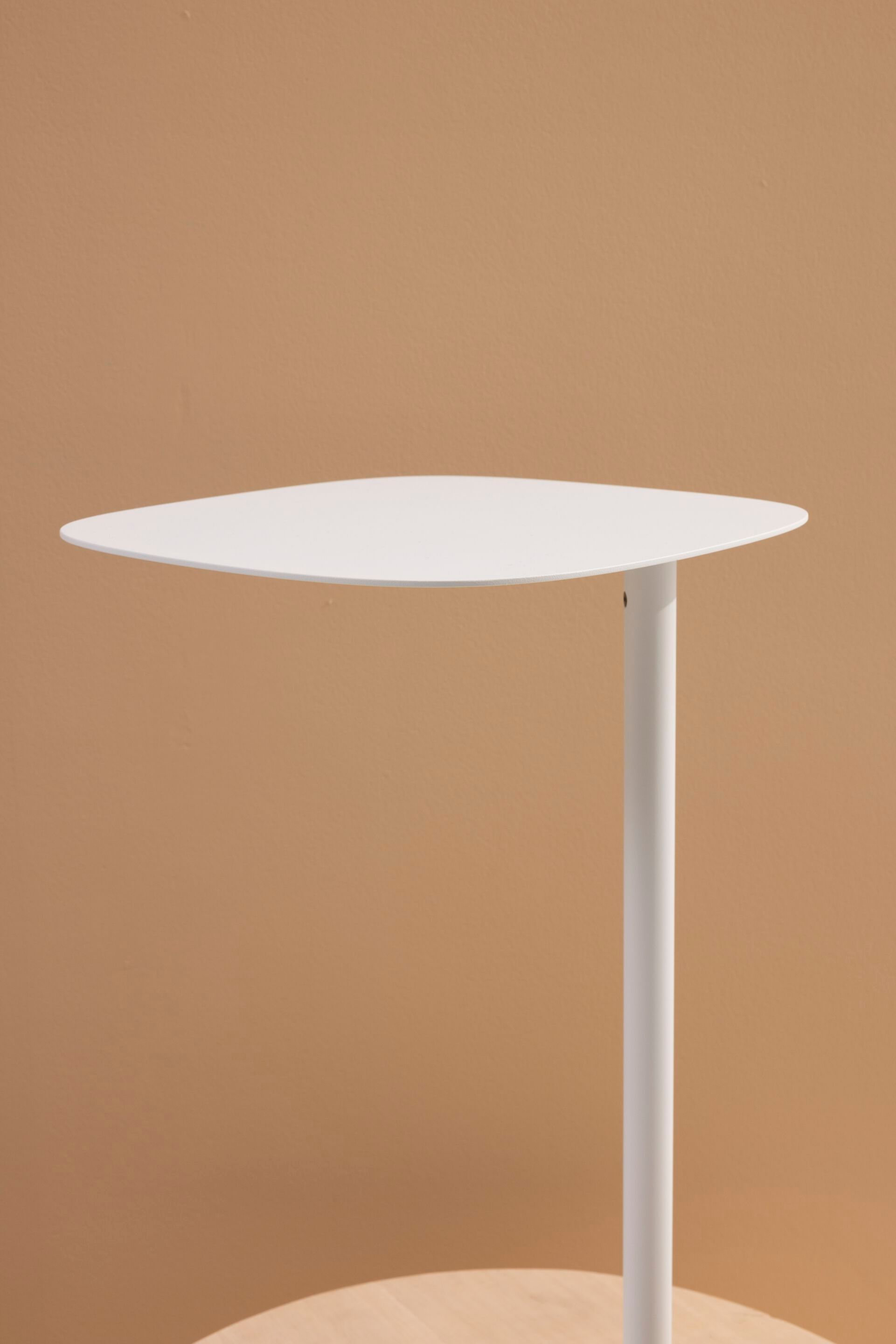 Высокий стальной журнальный столик с порошковым покрытием Cascando Pully ARCH-00102063 - Вид №4