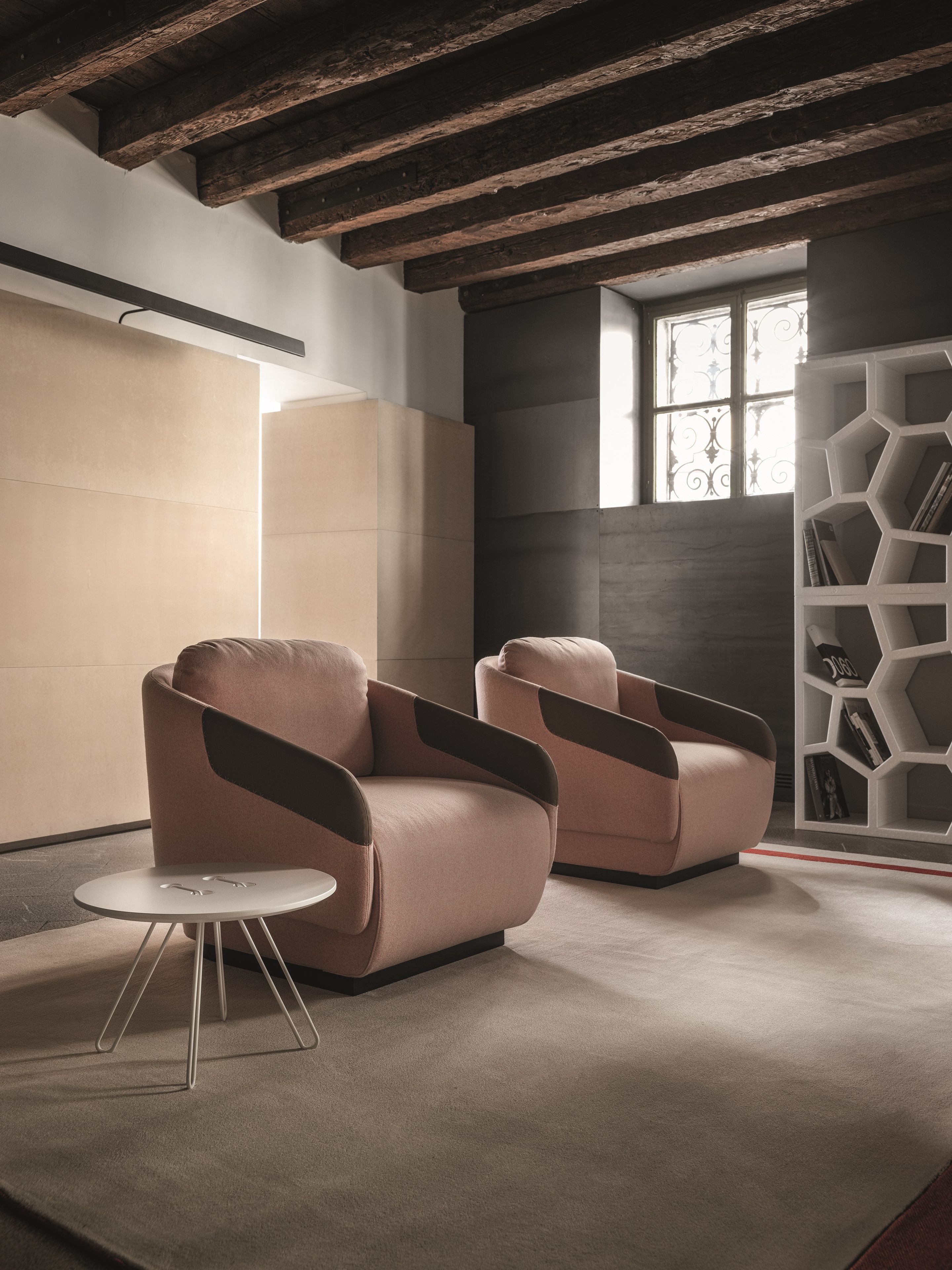 Кресло из ткани или кожи с подлокотниками Casamania & Horm WORN ARCH-00076200 - Вид №2