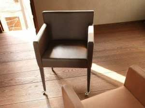 COLLI CASA Кожаное кресло с подлокотниками на колесиках Cortina