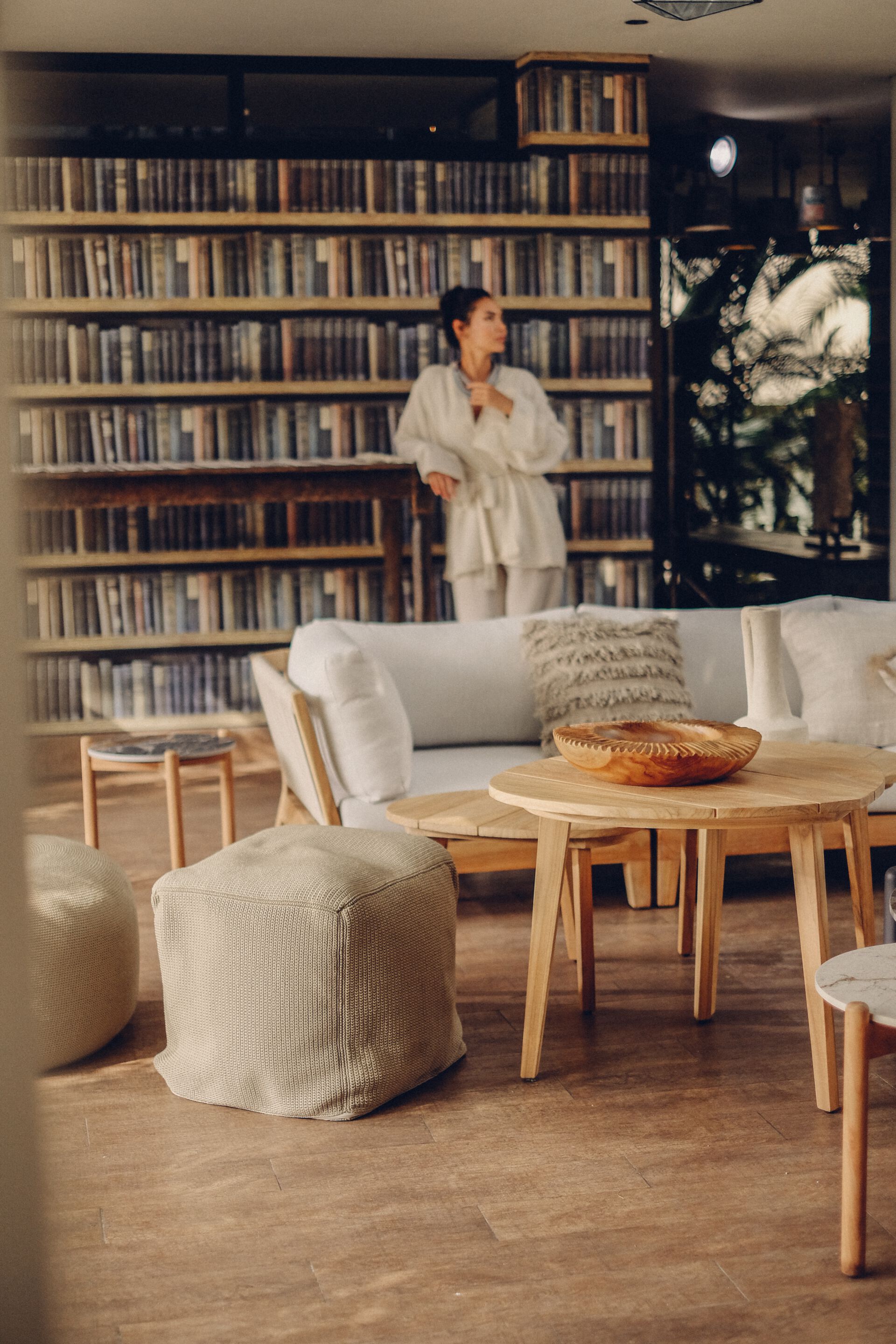 Низкий стол из тикового дерева cbdesign Tria ARCH-00136649 - Вид №1