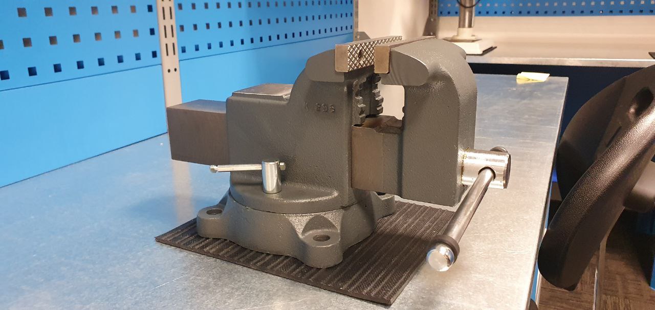 Тиски чугунные поворотные с наковальней Верстакофф M 125 BV-125 - Вид №9