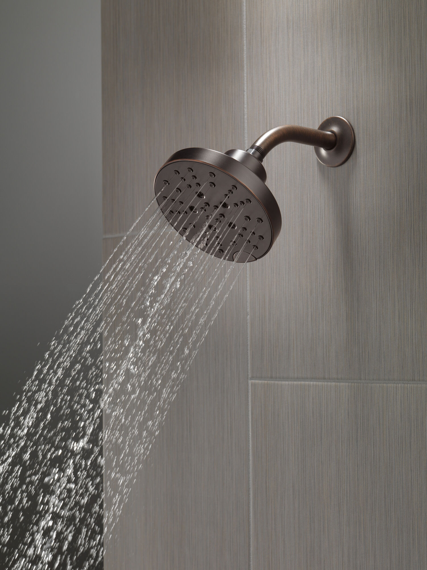 52668-RB H2Okinetic® Современная душевая лейка Raincan с 5 настройками Delta Faucet Universal Showering Венецианская бронза  - Вид №4
