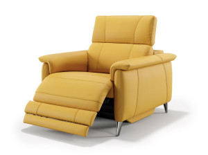 Кожаное кресло с подлокотниками