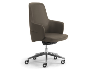 Регулируемое по высоте кожаное офисное кресло с подлокотниками