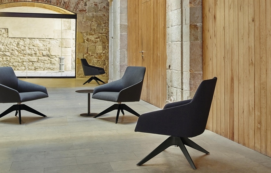 025522 Низкое кресло Andreu World Alya - Вид №1