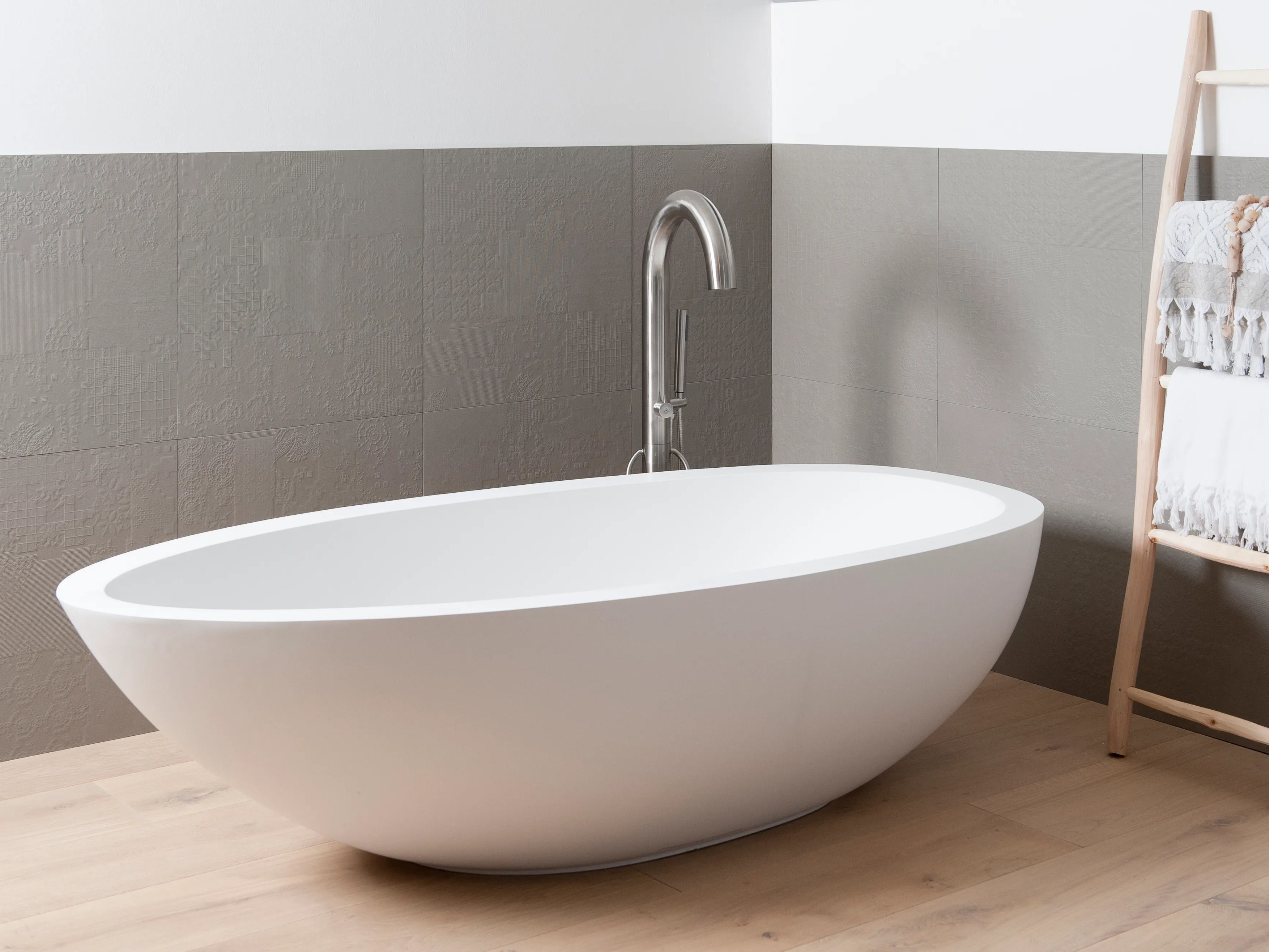 Овальная ванна в центре комнаты JEE-O ARCH-00122139