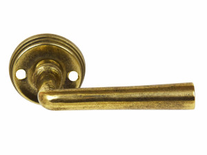 Латунная ручка на розетке