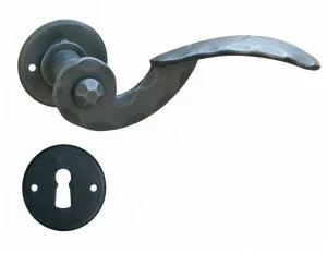 Galbusera Ручка из кованого железа на розетке с накладкой  22