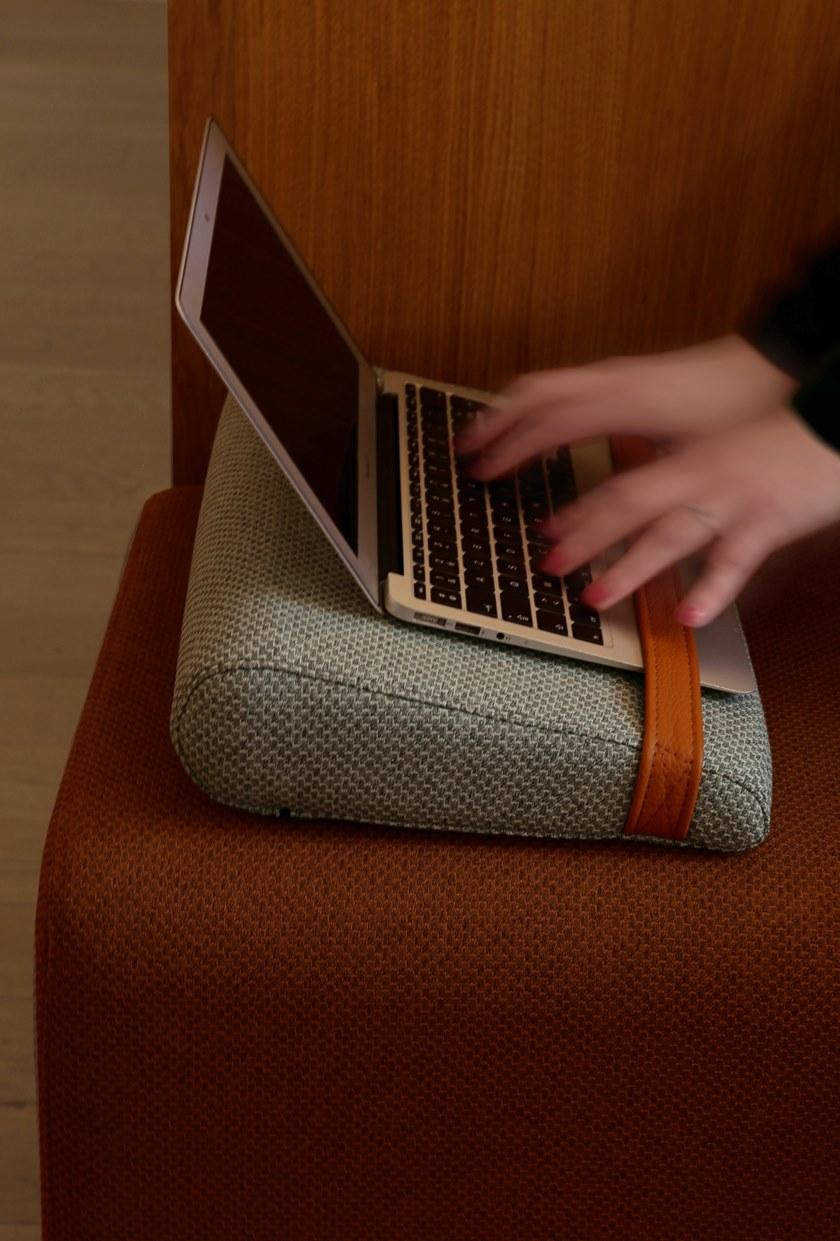 Marine Peyre Editions Подушка для ноутбука из переработанной ткани Gabriel® sun-id-1435499 - Вид №2